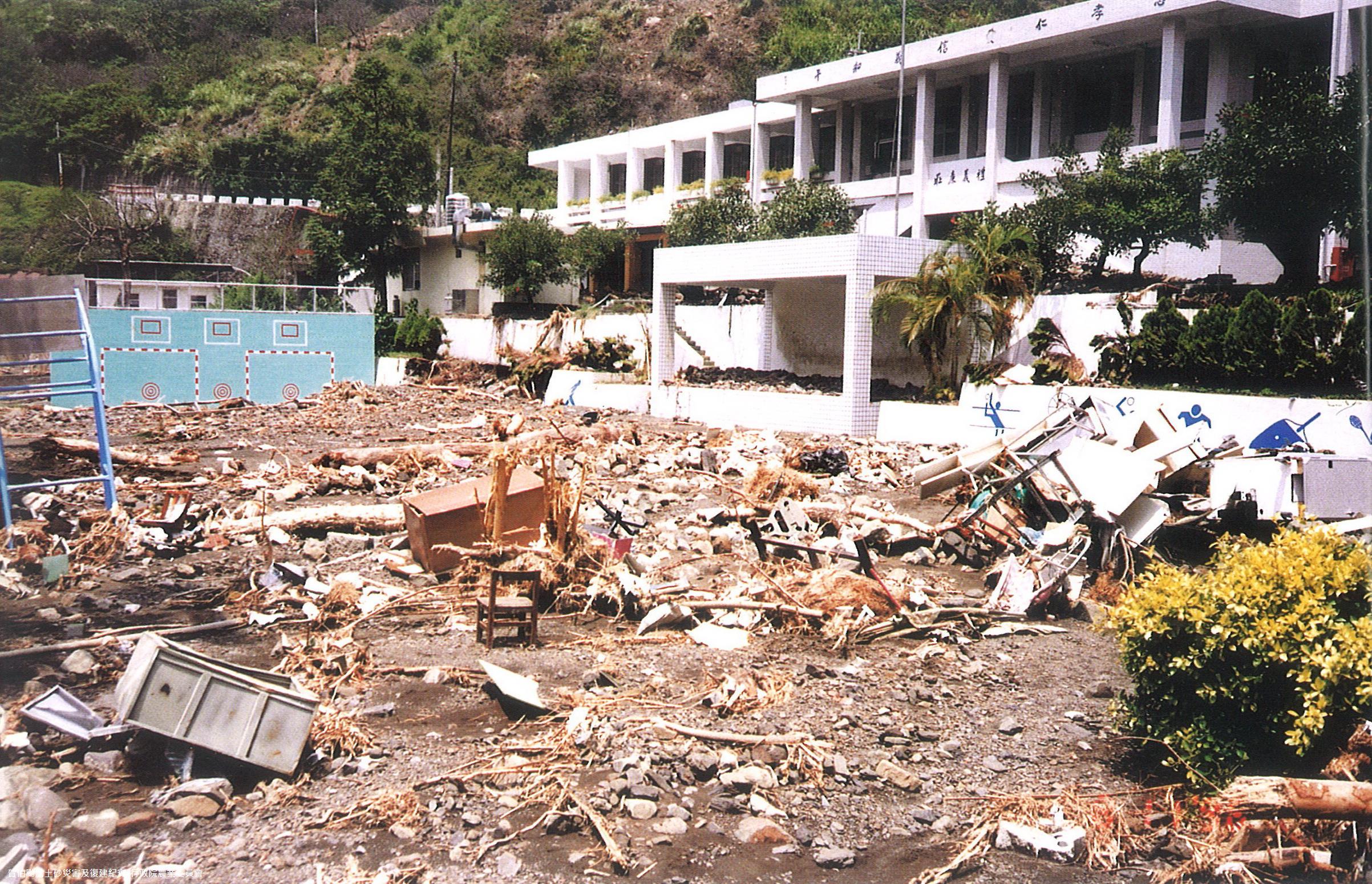 照片4 1996年賀伯颱風隆華國小操場被土石流掩埋(謝金德提供)
